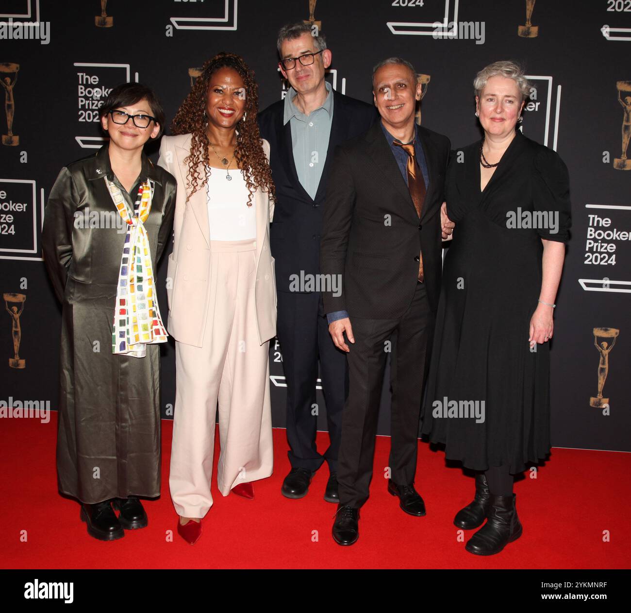 Londra, Regno Unito. L-R: Yiyun li, Sara Collins, Edmund de Waal, Nitin Sawhney e Justine Jordan al Booker Prize 2024. Il vecchio mercato di Billingsgate. 12 novembre 2024. Rif: LMK11-S111124-002 Steve Bealing/Landmark Media WWW.LMKMEDIA.COM. Foto Stock