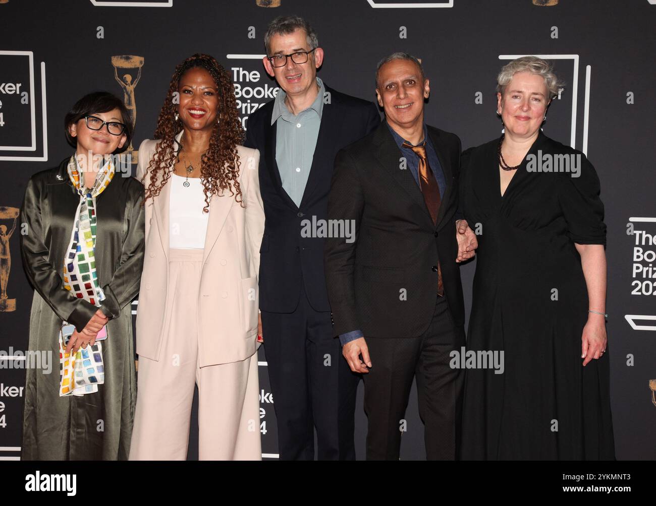 Londra, Regno Unito. L-R: Yiyun li, Sara Collins, Edmund de Waal, Nitin Sawhney e Justine Jordan al Booker Prize 2024. Il vecchio mercato di Billingsgate. 12 novembre 2024. Rif: LMK11-S111124-002 Steve Bealing/Landmark Media WWW.LMKMEDIA.COM. Foto Stock