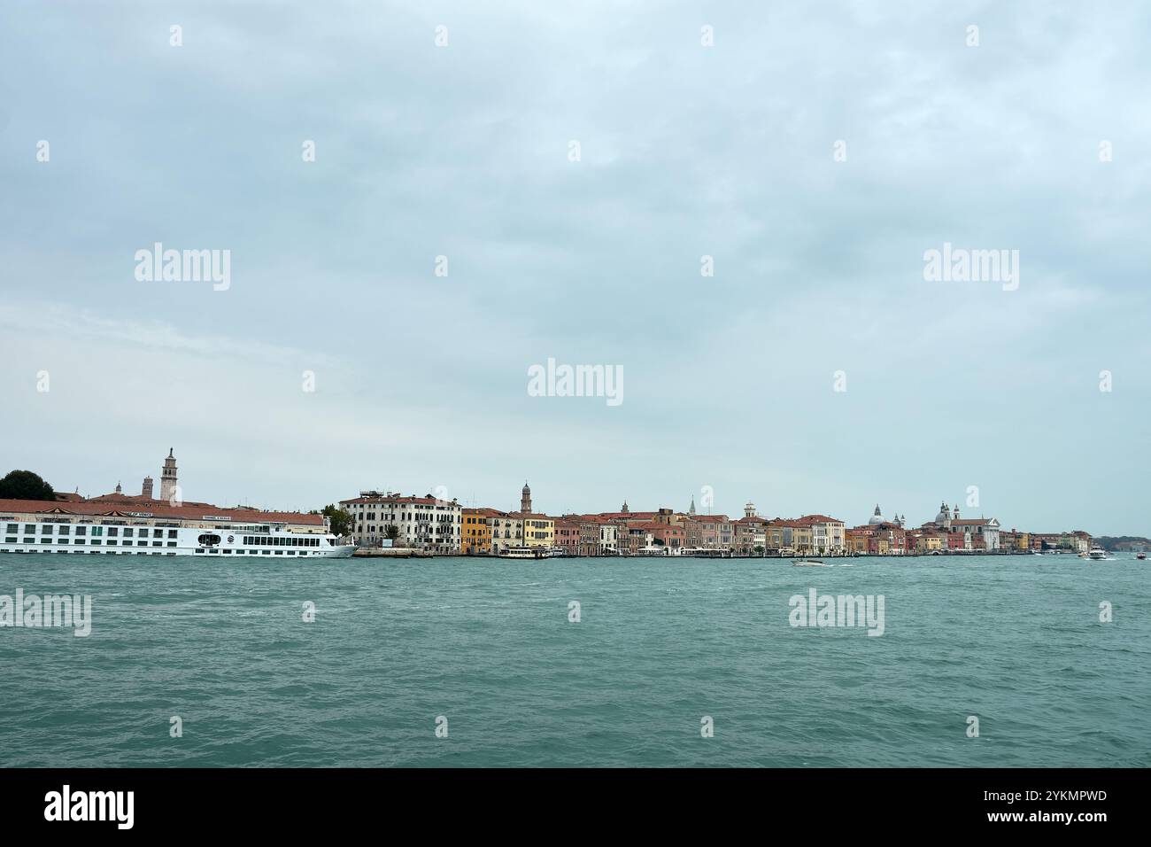 Venezia,Italia;ottobre,17,2024:la malinconica bellezza di un canale veneziano in una giornata nuvolosa. Ombre morbide dal cielo coperto cadono dolcemente sulla calma wa Foto Stock