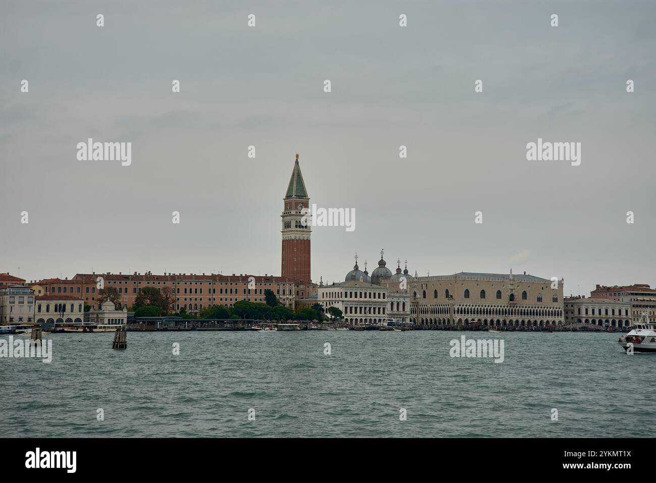 Venezia, Italia; 17 ottobre 2024: isola di San Giorgio maggiore a Venezia, con la sua iconica chiesa. La maestosa chiesa in stile rinascimentale Foto Stock