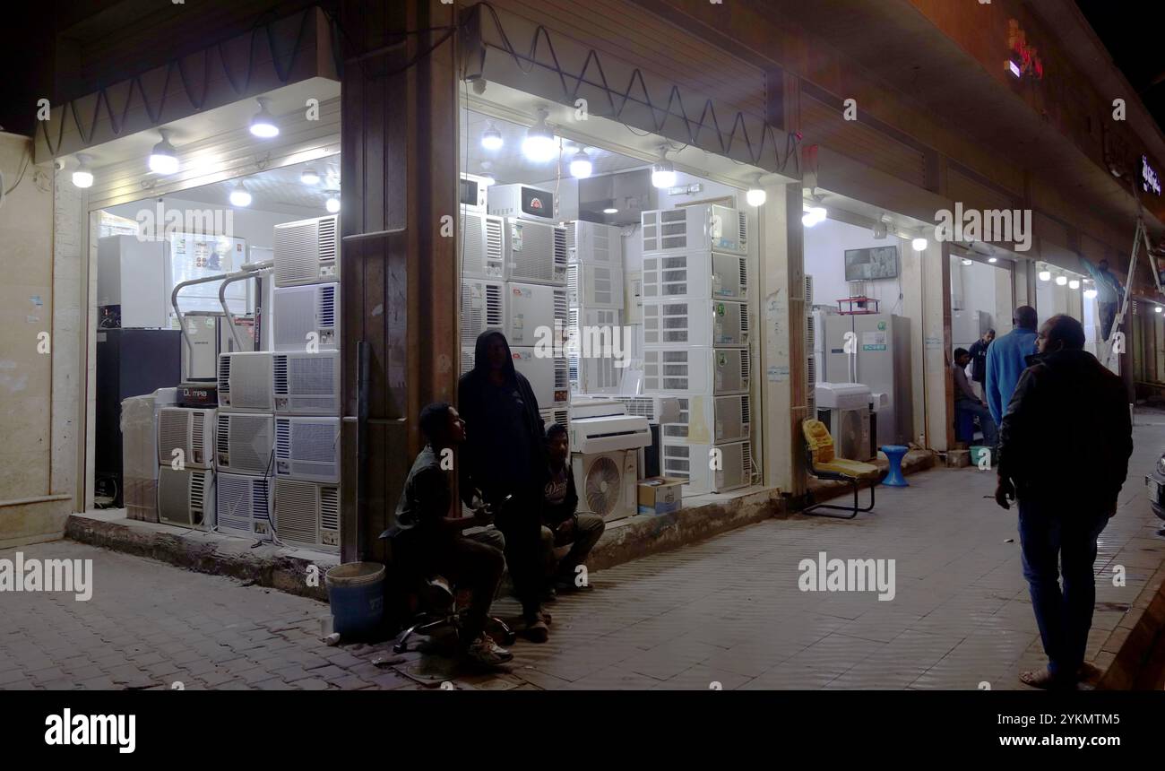 Negozio di aria condizionata di notte, Tabuk, Arabia Saudita. No MR o PR Foto Stock