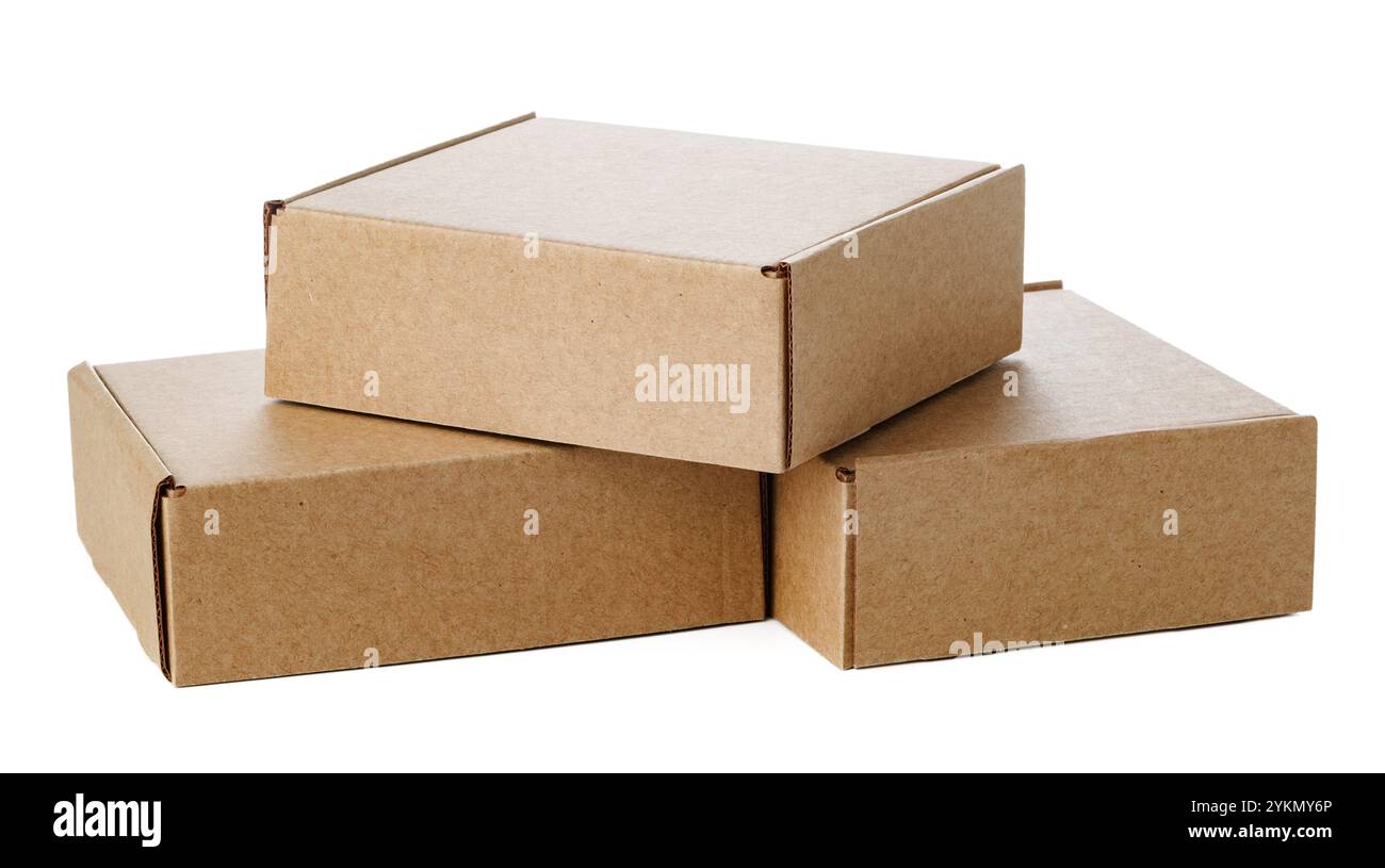 Scatole in cartone marrone impilate in varie misure disposte su sfondo bianco Foto Stock
