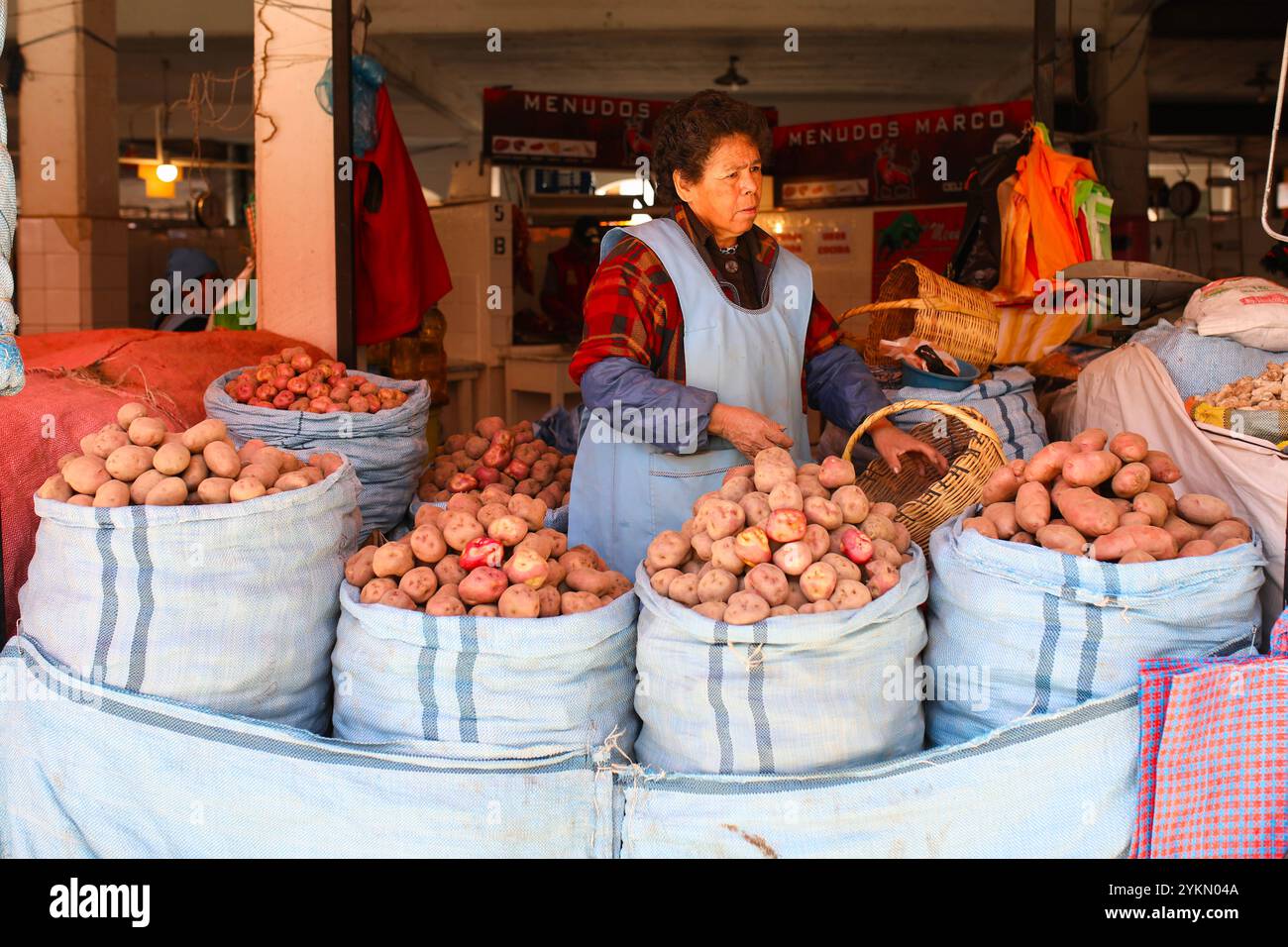 Sucre, Chuquisaca, Bolivia. 30 marzo 2024. Un fruttivendolo boliviano vende patate al Mercado Central di Sucre (mercato centrale). Le patate sono originarie delle Ande peruviane-boliviane. Dal 1981, il mercato centrale di Sucre offre prodotti tradizionali boliviani, i cui principali sono patate, quinoa, mais e fagioli. (Credit Image: © Apolline Guillerot-Malick/SOPA Images via ZUMA Press Wire) SOLO PER USO EDITORIALE! Non per USO commerciale! Foto Stock