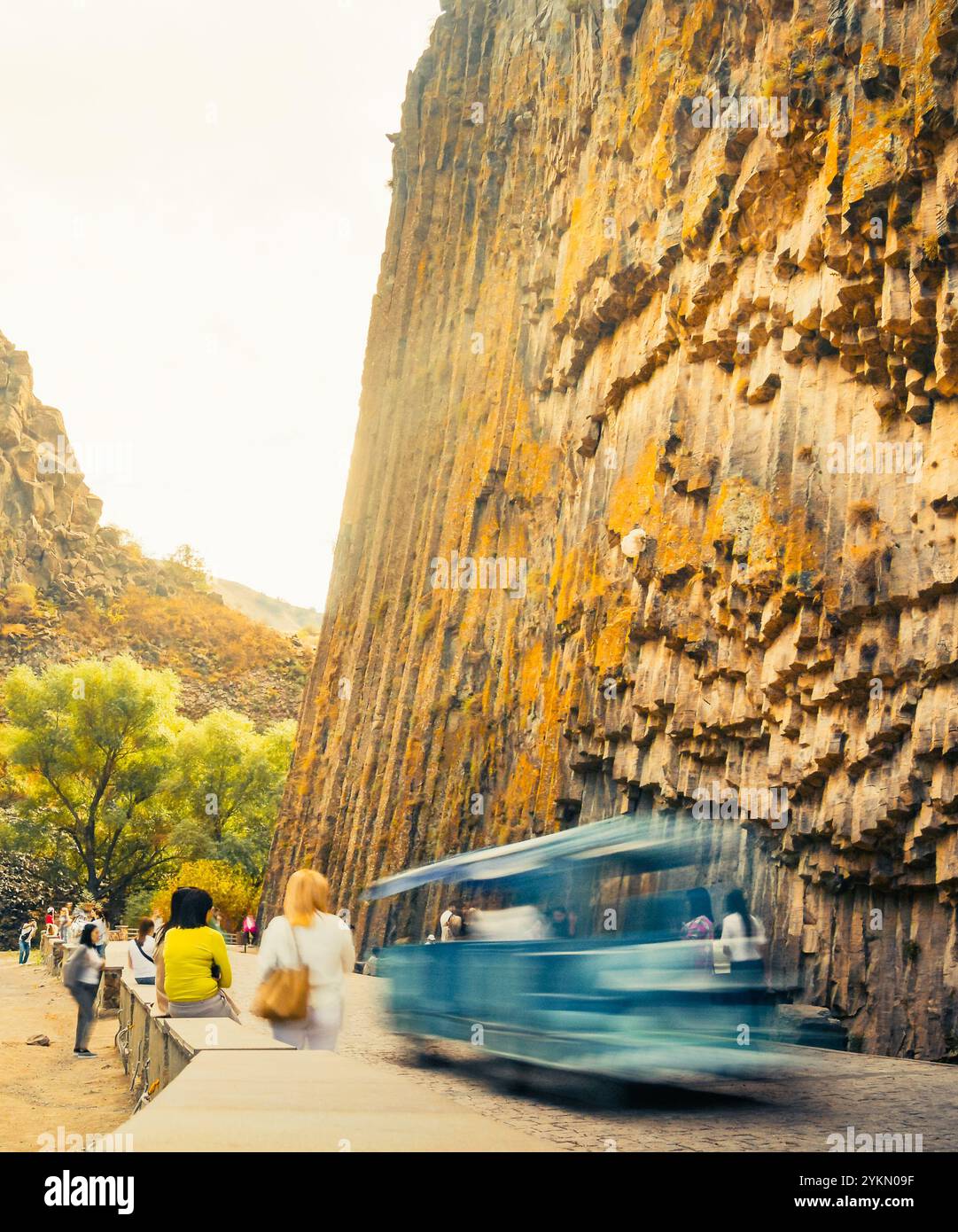 Le persone in movimento visitano una popolare destinazione turistica in armenia - colonne basaltiche nella Gola di Garni, conosciuta come la Sinfonia delle pietre. Formatio geologica Foto Stock