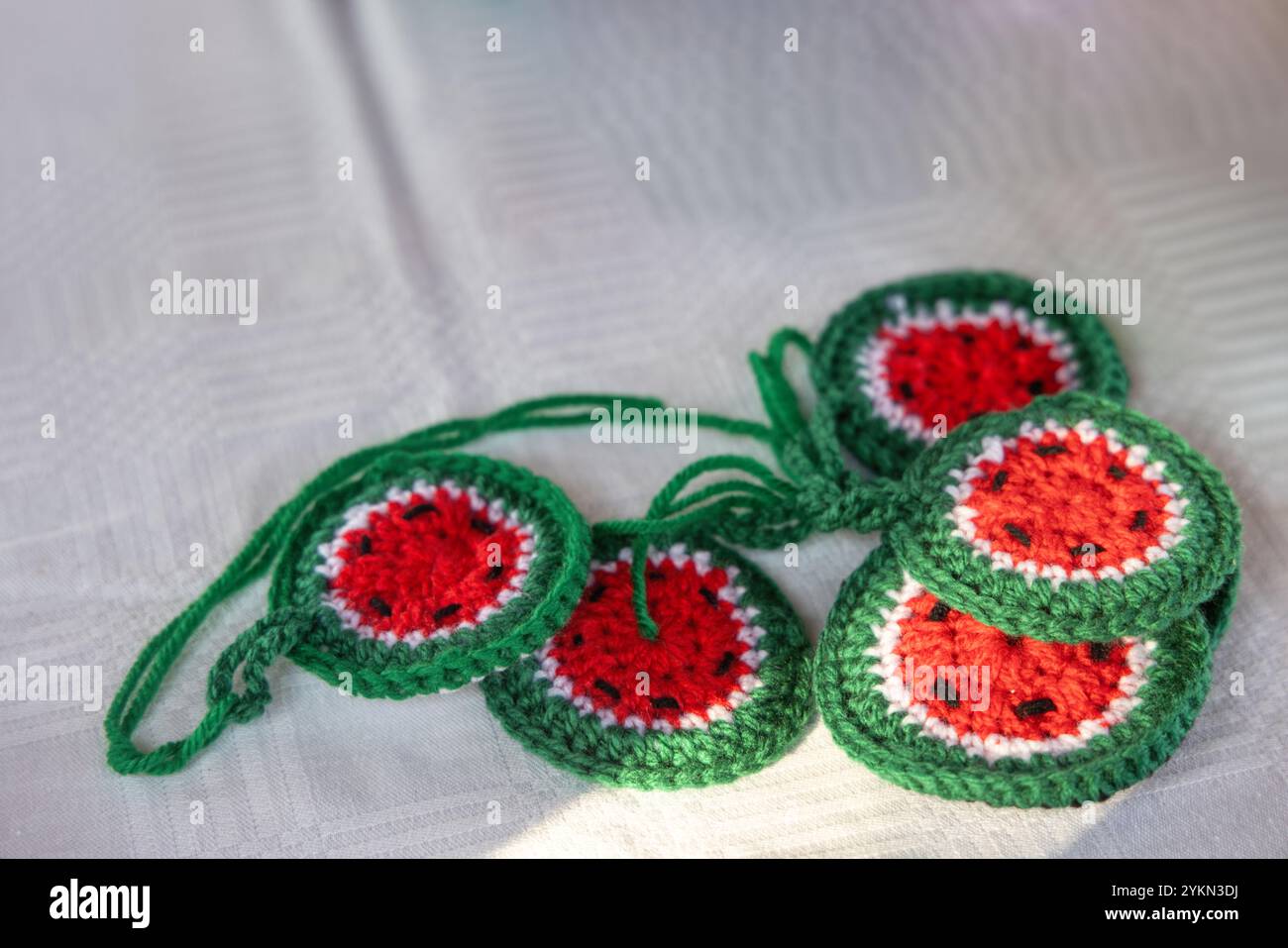 Evento benefico di lavoro all'uncinetto Palestina organizzato da volontari ong , l'anguria simbolo dell'espressione pubblica palestinese nelle proteste e nelle opere d'arte, a Foto Stock