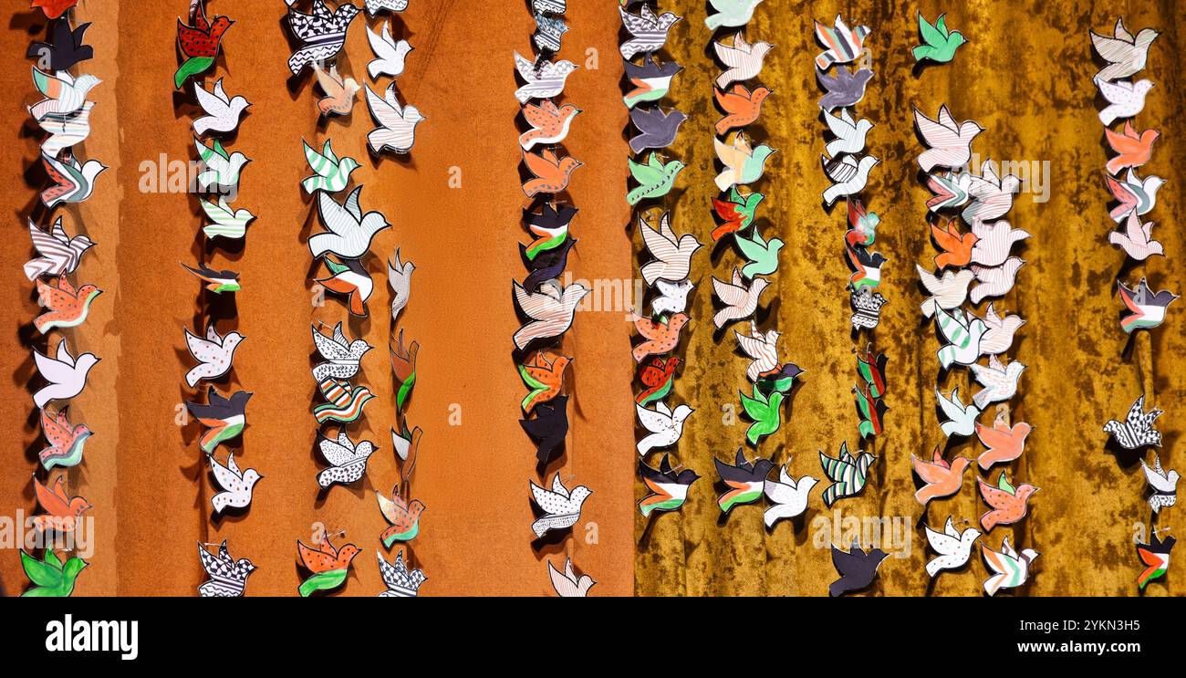 Piccioni di carta con Palestina, Gaza , simboli di libertà, libertà, spirito libero sfondo Foto Stock