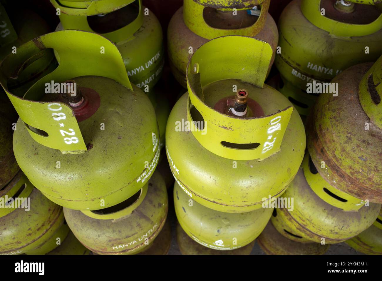 Yogyakarta, Indonesia - 22 ottobre 2024: Bombole di gas GPL verdi sovvenzionate per gli indonesiani a reddito medio-basso. Foto Stock