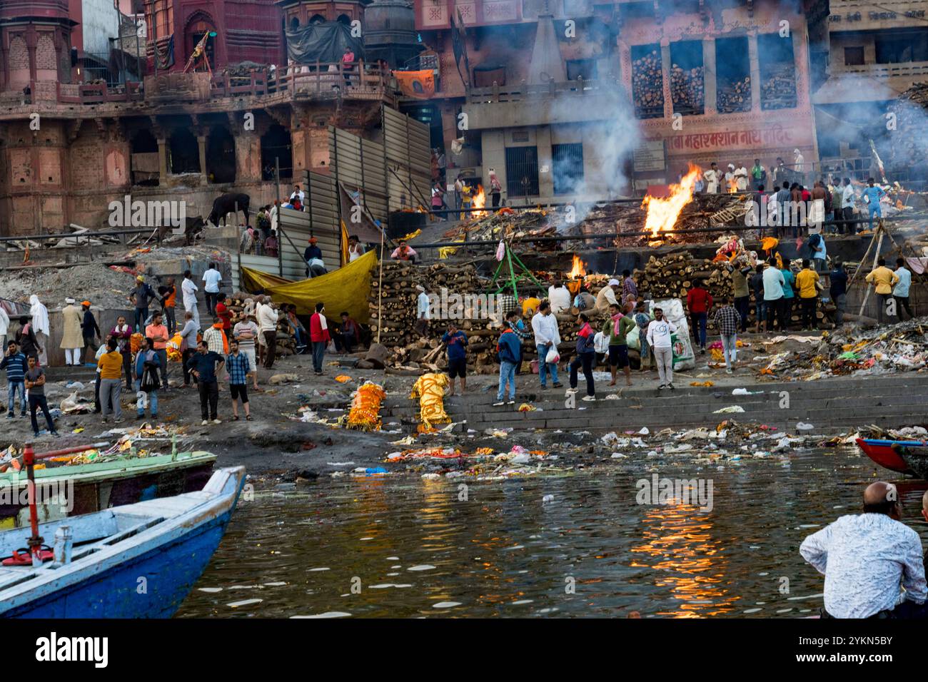 Immagine che cattura i tradizionali rituali di cremazione sulle rive del fiume gange a varanasi, in india Foto Stock
