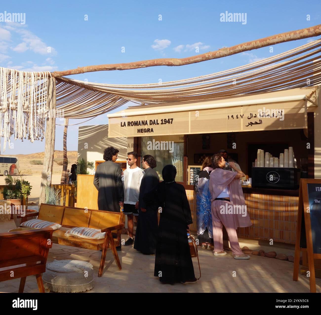 Persone nel Coffeeshop presso il sito archeologico di Hegra (al-Hijr / Madā ͐ a Ṣāliḥ), nel deserto vicino ad al Ula, Arabia Saudita. Nessuna PR o MR Foto Stock