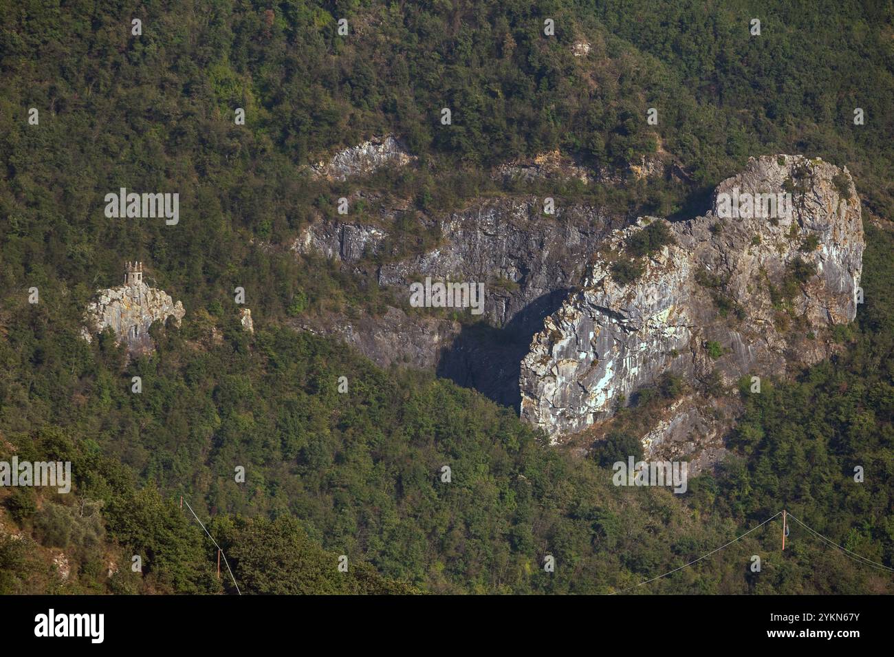 Rocca di Andagna, Torre sulle colline fuori dal paese di Andagna, Liguria, Italia Foto Stock