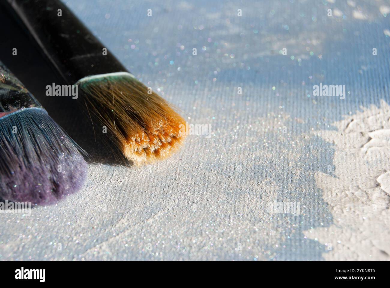 Pennelli colorati di varie dimensioni posizionati su un vivace sfondo acrilico. Foto Stock