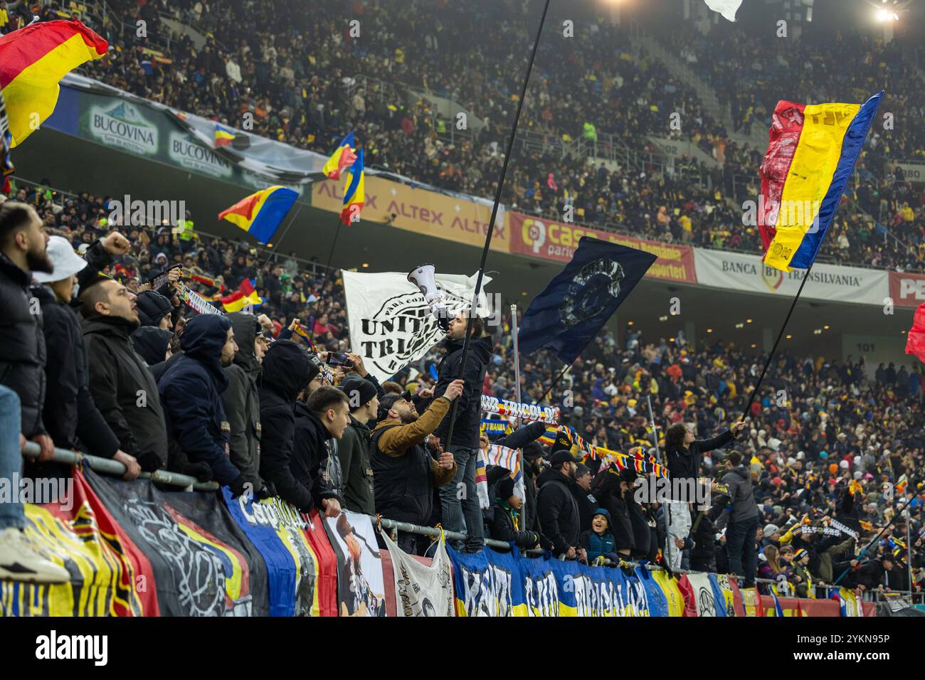 Tifosi rumeni durante la partita di calcio di Lega C, gruppo C2 tra Romania e Cipro il 18 novembre 2024 all'Arena Nationala di Bucarest, Romania Foto Stock