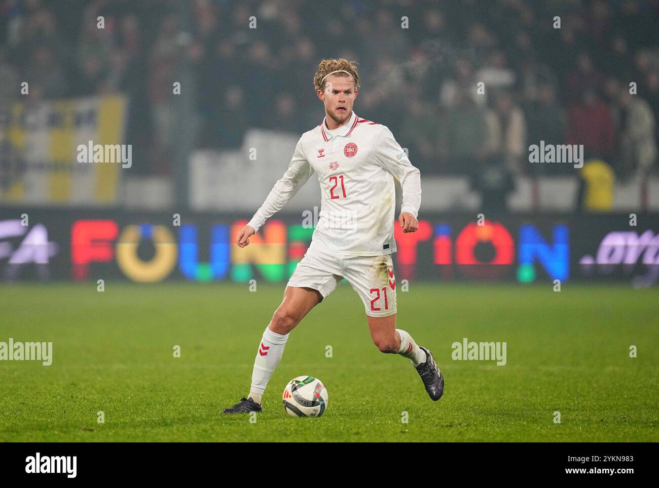 Dubocica Stadium, Leskovac, Serbiia. 18 novembre 2024. Morten Hjulmand della Danimarca controlla la palla durante una partita della UEFA Nations League, Serbia vs Danimarca, allo stadio Dubocica di Leskovac, Serbiia. Ulrik Pedersen/CSM/Alamy Live News Foto Stock