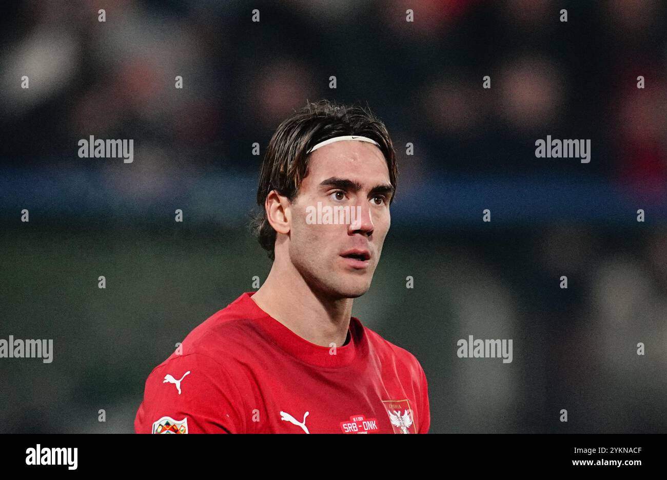 Dubocica Stadium, Leskovac, Serbiia. 18 novembre 2024. Dusan Vlahovic di Serbia guarda durante una partita della UEFA Nations League, Serbia vs Danimarca, allo stadio Dubocica di Leskovac, Serbiia. Ulrik Pedersen/CSM (immagine di credito: © Ulrik Pedersen/Cal Sport Media). Crediti: csm/Alamy Live News Foto Stock