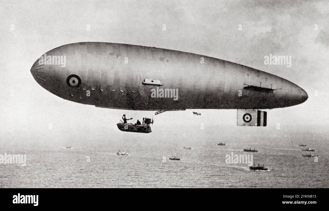 Un dirigibile Zero non rigido che scortava un convoglio durante la prima guerra mondiale. Da Wings of War, pubblicato nel 1942. Foto Stock