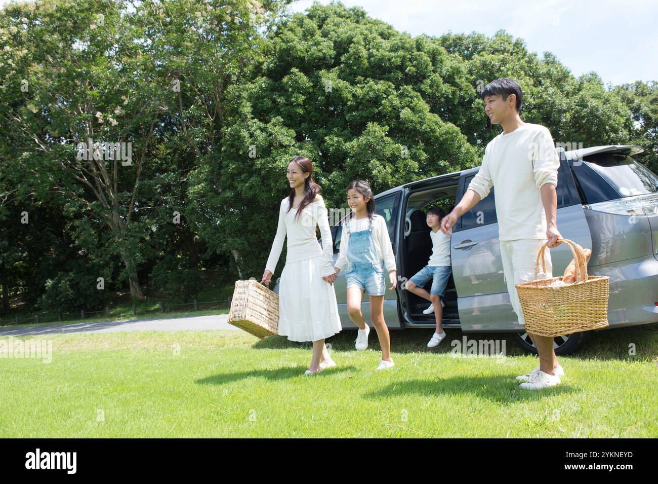 Picnic in famiglia nel parcheggio in auto Foto Stock