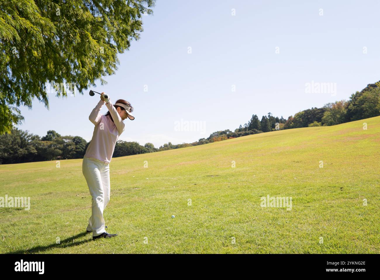 Donna di mezza età che gioca a golf Foto Stock