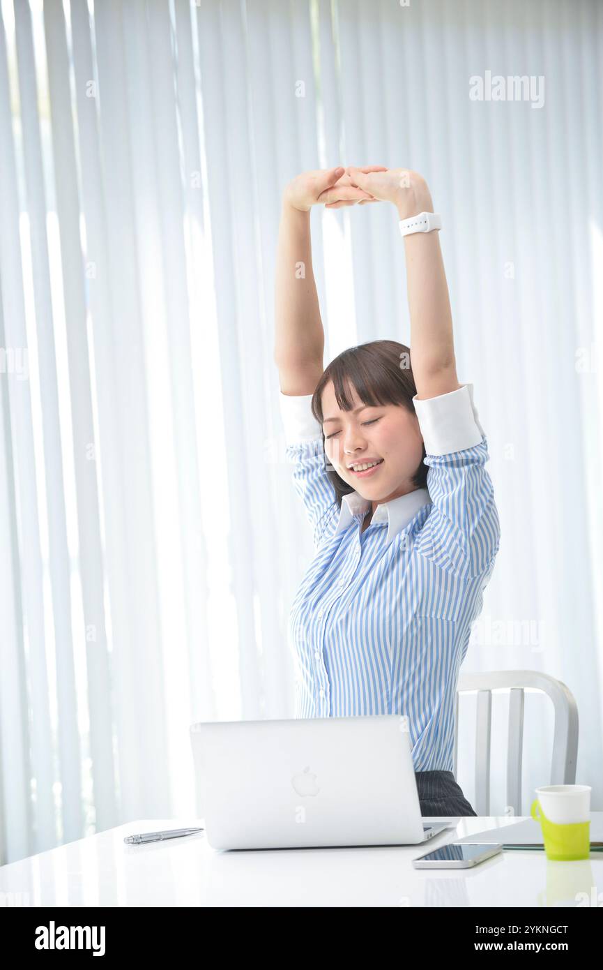 Lavoratore stanco del lavoro e in piedi alto Foto Stock