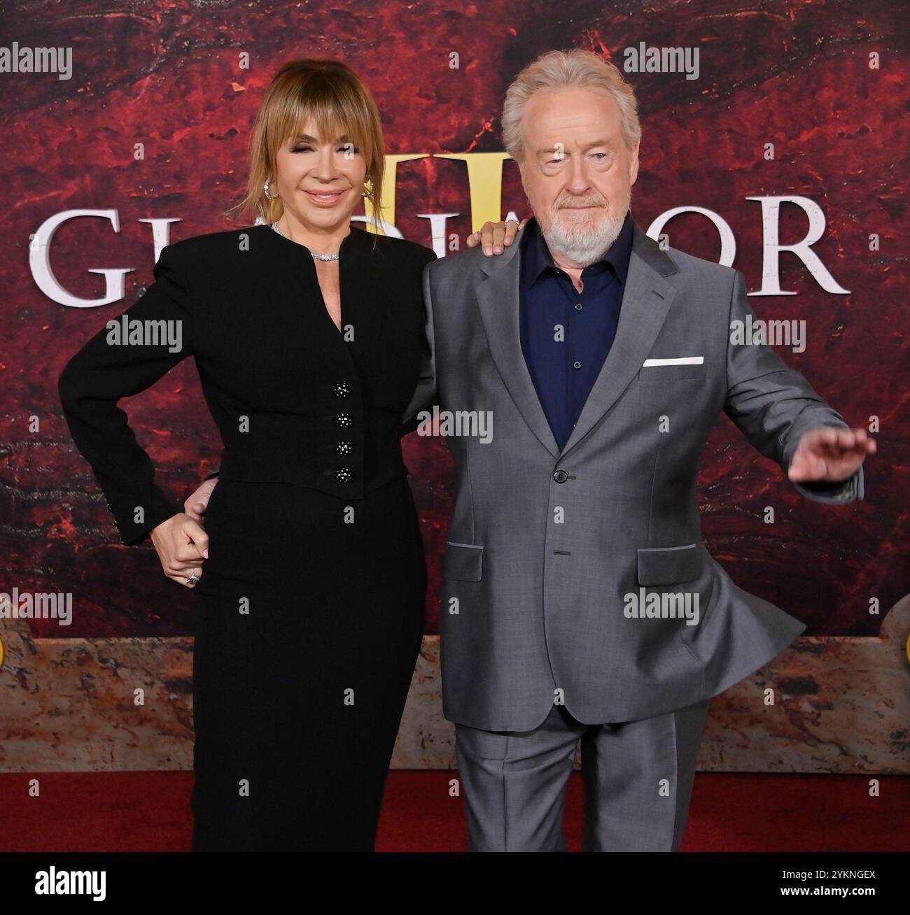 Los Angeles, Stati Uniti. 18 novembre 2024. Il regista Ridley Scott e sua moglie Giannina Scott assistono alla prima del film-avventura "Gladiator II" al TCL Chinese Theatre nella sezione di Hollywood di Los Angeles lunedì 18 novembre 2024. Trama: Dopo che la sua casa è stata conquistata dagli imperatori tirannici che ora guidano Roma, Lucio è costretto ad entrare nel Colosseo e deve guardare al suo passato per trovare la forza di restituire la gloria di Roma al suo popolo. Foto di Jim Ruymen/UPI credito: UPI/Alamy Live News Foto Stock