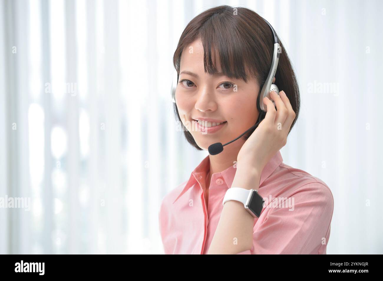 Donna con interfono Foto Stock