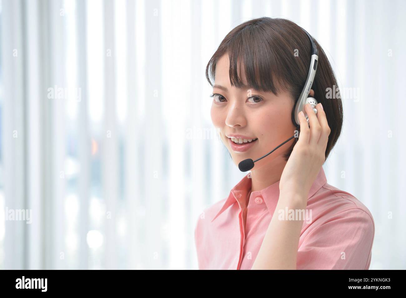 Donna con interfono Foto Stock