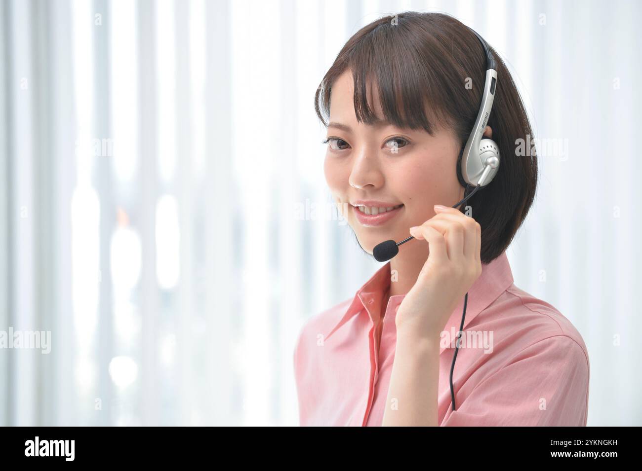 Donna con interfono Foto Stock