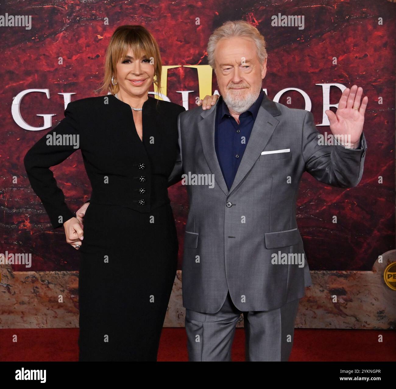 Los Angeles, Stati Uniti. 18 novembre 2024. Il regista Ridley Scott e sua moglie Giannina Scott assistono alla prima del film-avventura "Gladiator II" al TCL Chinese Theatre nella sezione di Hollywood di Los Angeles lunedì 18 novembre 2024. Trama: Dopo che la sua casa è stata conquistata dagli imperatori tirannici che ora guidano Roma, Lucio è costretto ad entrare nel Colosseo e deve guardare al suo passato per trovare la forza di restituire la gloria di Roma al suo popolo. Foto di Jim Ruymen/UPI credito: UPI/Alamy Live News Foto Stock