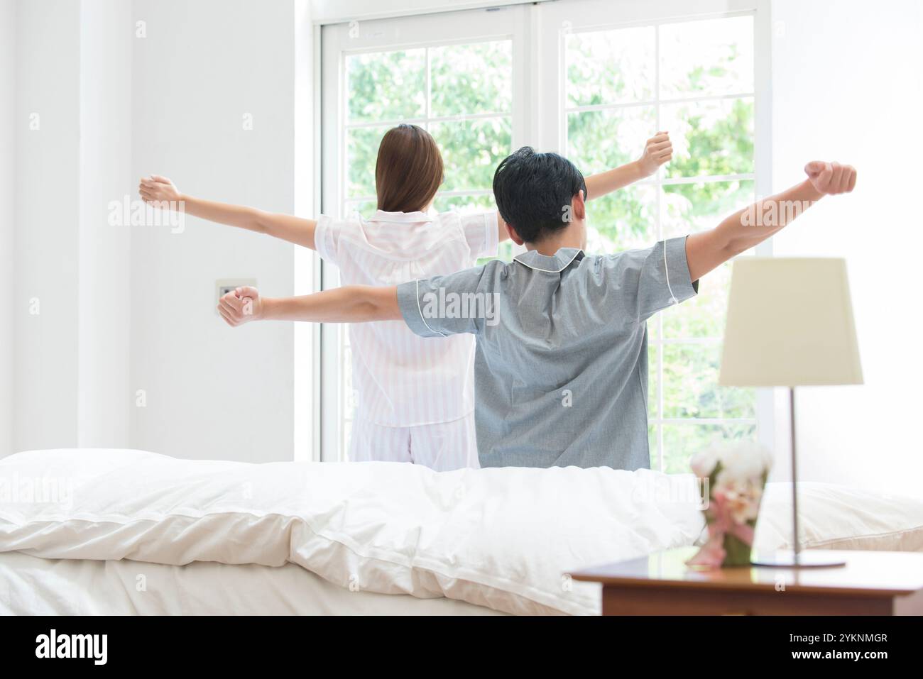 Accoppiatevi in pigiama svegliandovi la mattina e alzandovi in piedi Foto Stock
