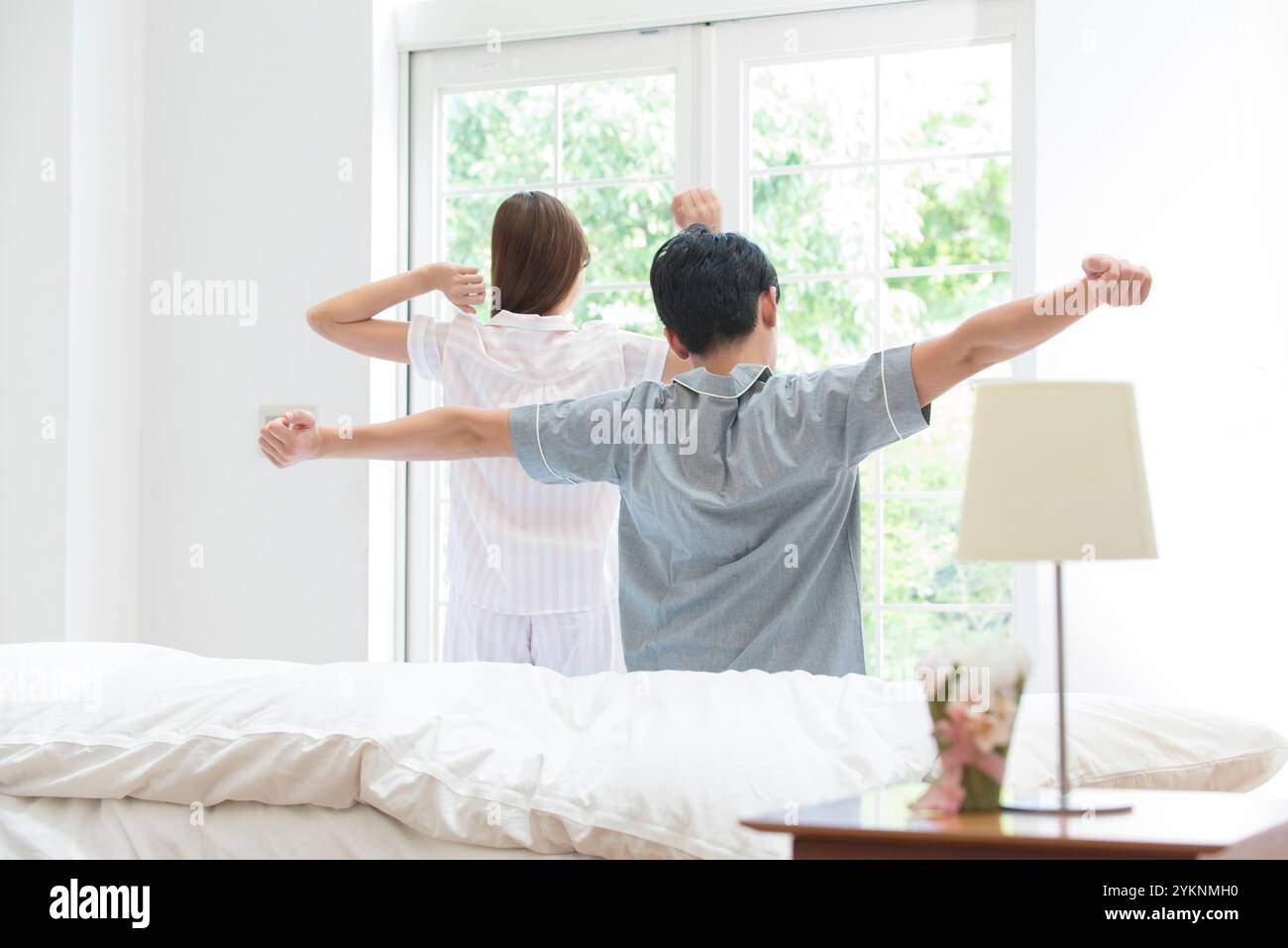 Accoppiatevi in pigiama svegliandovi la mattina e alzandovi in piedi Foto Stock