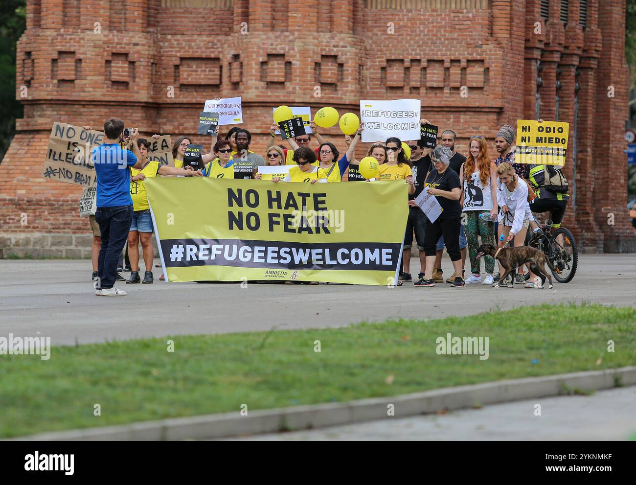 Barcellona, Spagna: Il fotografo fotografa il gruppo di attivisti di Amnesty International con striscioni che leggono #rifugiati welcome, no odio no paura, nessuno è illegale Foto Stock