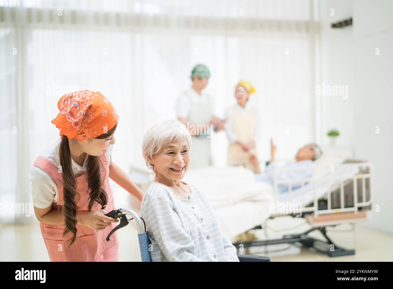 Letti e sedie a rotelle assistenza infermieristica anziani e operatori sanitari Foto Stock