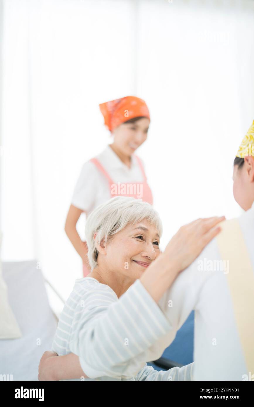 Assistenza e operatore sanitario anziani Foto Stock