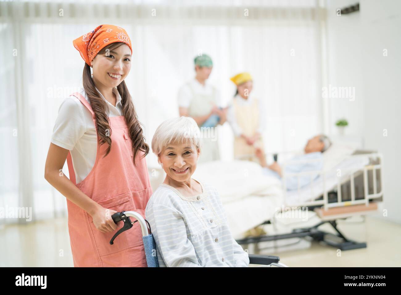 Letti e sedie a rotelle assistenza infermieristica anziani e operatori sanitari Foto Stock