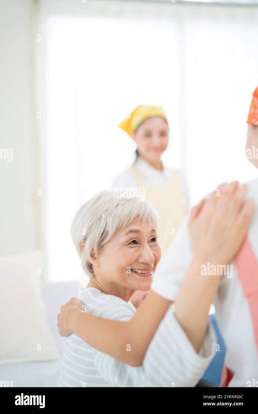 Assistenza e operatore sanitario anziani Foto Stock