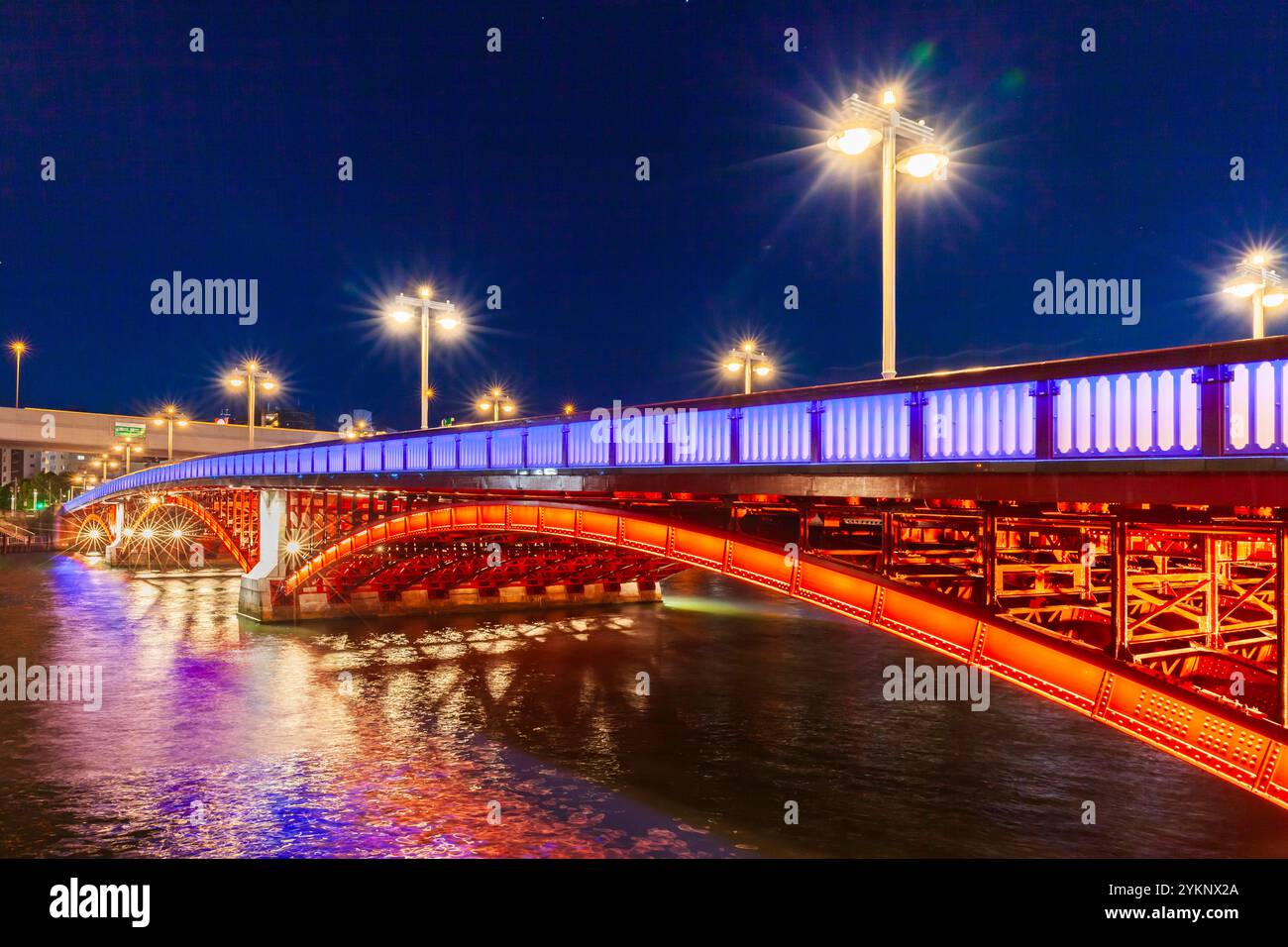 Il ponte Asakusa Azuma-bashi illumina la vista notturna di Tokyo Foto Stock