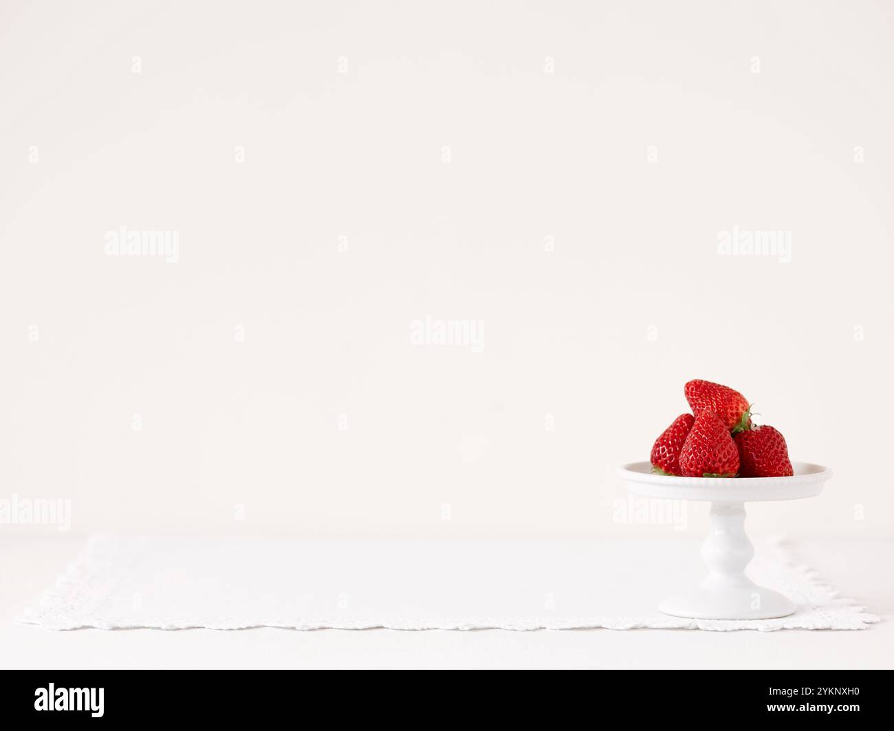 Fragole, supporto per torte e panno in pizzo Foto Stock