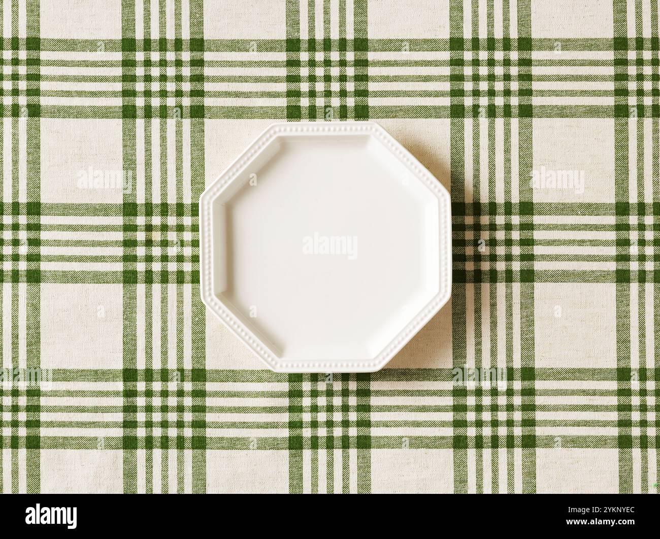 Panno a quadri verde e beige e piastra bianca Foto Stock