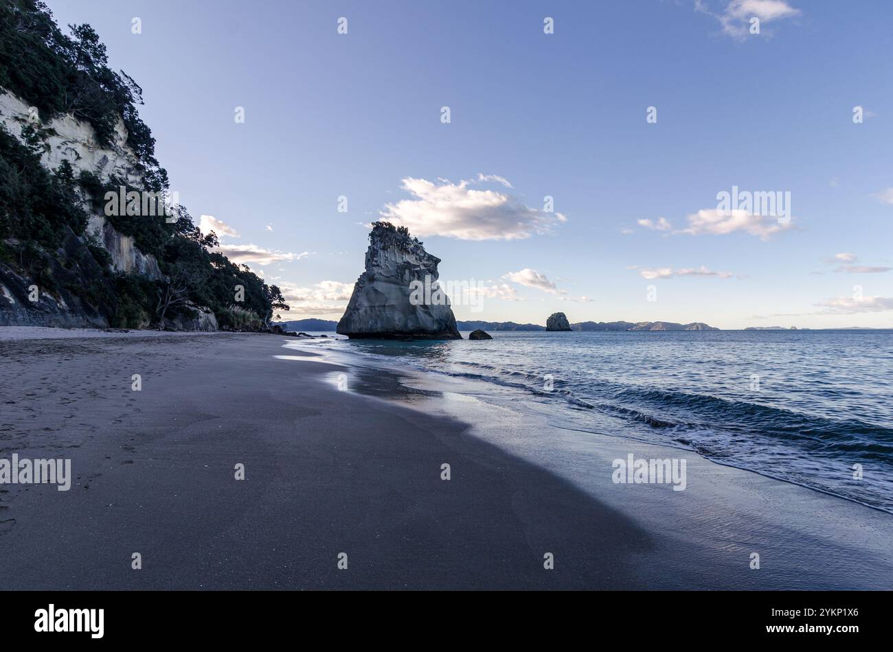 Cathedral Cove Beach, te HOHO Rock in the Water, Coromandel, nuova Zelanda Foto Stock