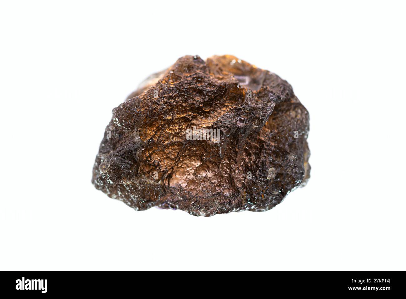 Agni Manitite (Perla del fuoco divino) pseudo tektite su sfondo bianco, rara roccia vulcanica (ossidiana) da Giava, Indonesia. (messa a fuoco selettiva) Foto Stock