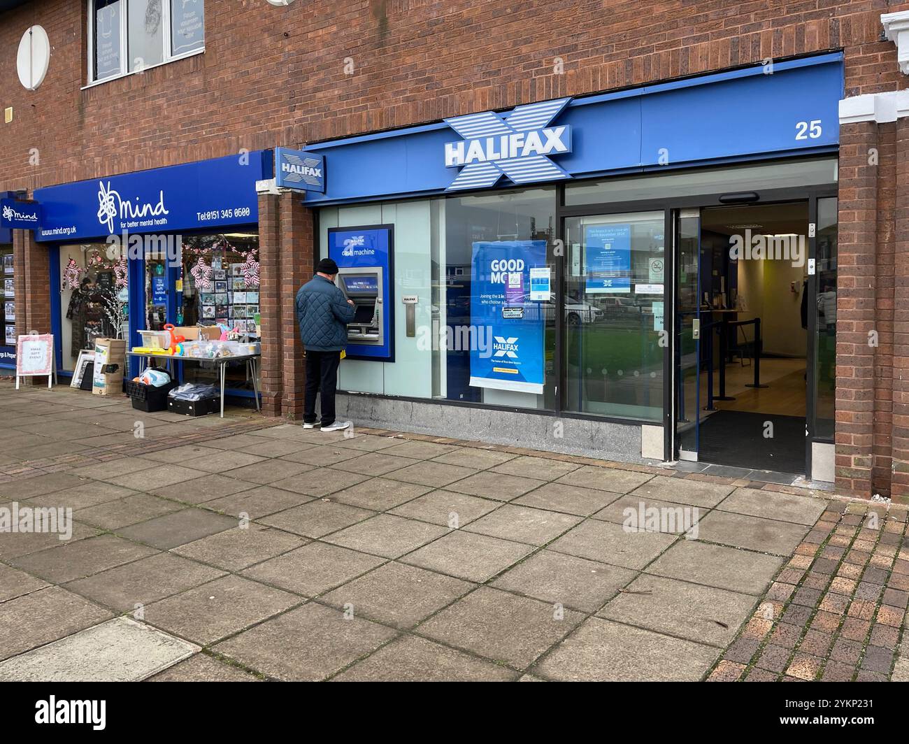 Halifax Building Society a Maghull Merseyside Una vista posteriore di un cliente che utilizza un bancomat - Immagine stock catturata con smartphone