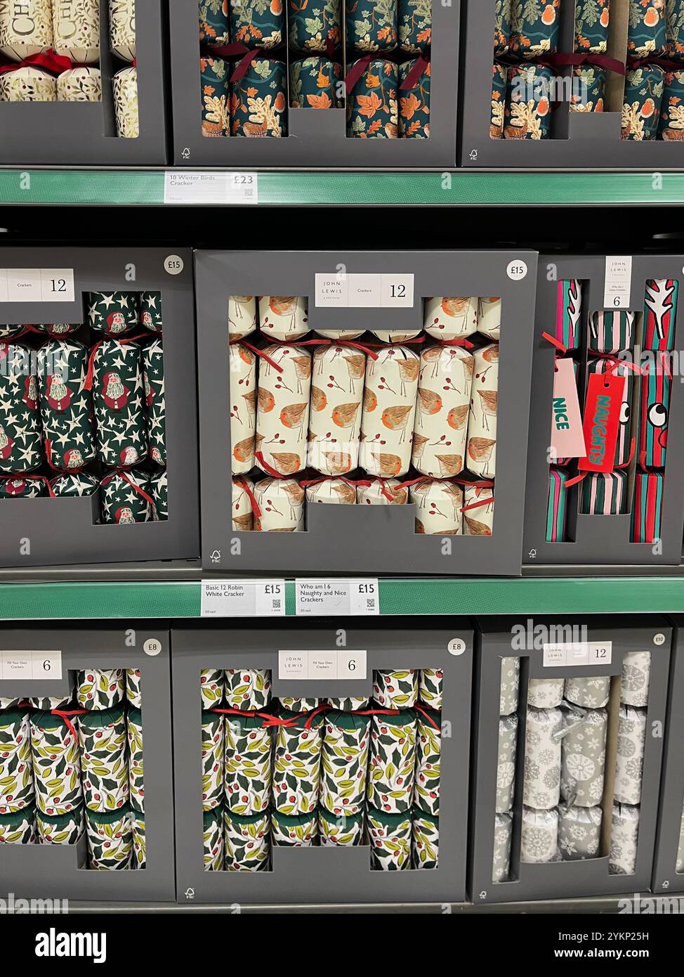 Cracker di Natale in mostra al Waitrose Supermarket - Immagine stock catturata con smartphone