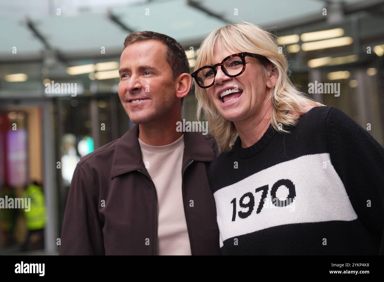 Zoe Ball e Scott Mills, presentatrici di BBC radio 2, lasciano Wogan House nel centro di Londra dopo che Zoe ha annunciato che si sta dimettendo dallo show della BBC radio 2 dopo sei anni e consegnando i regni al suo amico Scott. Data foto: Martedì 19 novembre 2024. Foto Stock