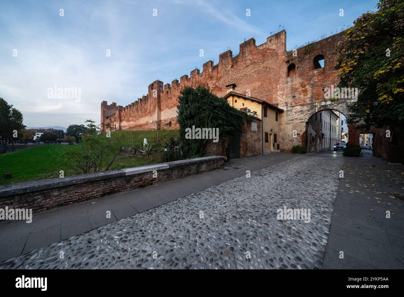 Le mura di Castelfranco Veneto, città medievale fortificata e meta turistica della provincia di Treviso, vento, Italia settentrionale Foto Stock