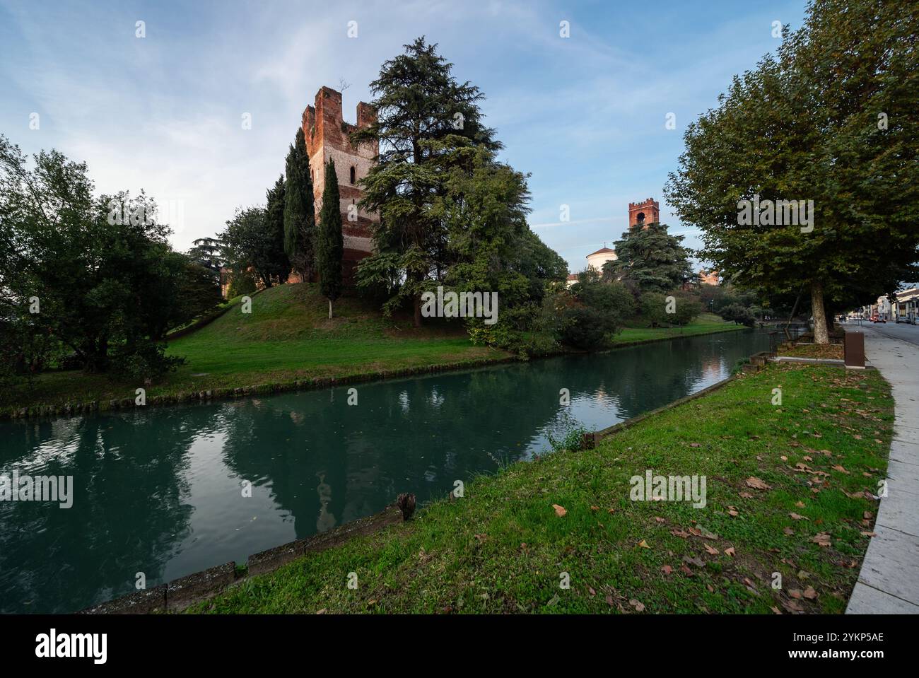 Le mura e il fossato di Castelfranco Veneto, città medievale fortificata e meta turistica della provincia di Treviso, vento, Italia settentrionale Foto Stock