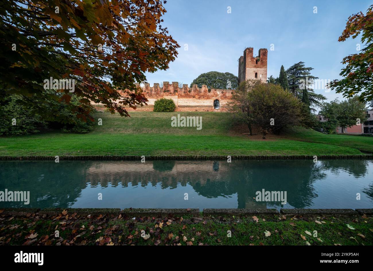 Le mura e il fossato di Castelfranco Veneto, città medievale fortificata e meta turistica della provincia di Treviso, vento, Italia settentrionale Foto Stock