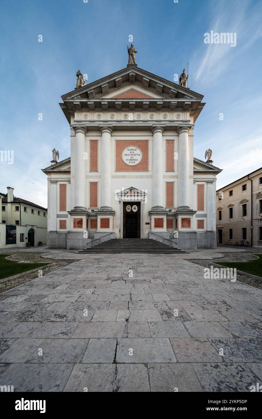 Facciata principale della Cattedrale di Castelfranco Veneto; progettata da Francesco preti la cattedrale contiene la Madonna di Castelfranco di Giorgione Foto Stock