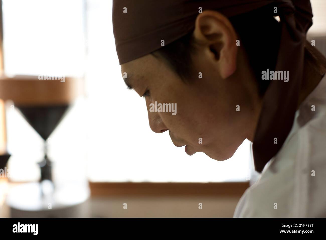 Artigiano al lavoro di profilo Foto Stock