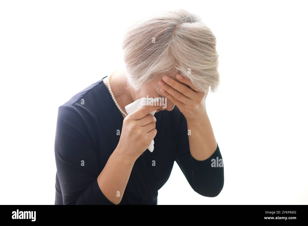 Sessanta cose donna che purtroppo tiene un fazzoletto Foto Stock