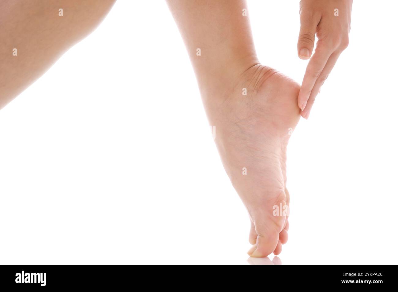 Donna che applica la cura della pelle alla zona dei piedi Foto Stock