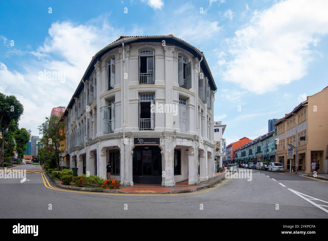 Negozi a tre piani che sfruttano al meglio lo spazio limitato su una strada all'angolo con i capelli a Singapore Foto Stock